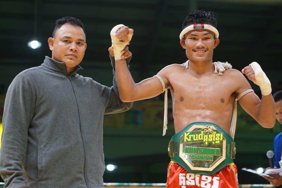 Thun Sophea cheering his disciple Lorn Panha